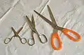 Différents types de paires de ciseaux : broderie, cuisine, papier.