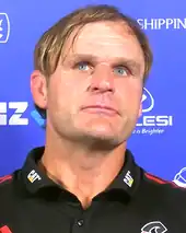 Photographie d'un homme avec un habit noir vu de face