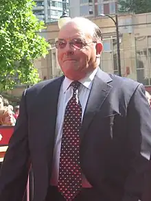 Photo de Scotty Bowman prise dans une rue.
