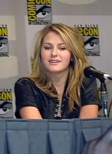 Photo d'une femme aux long cheveux blonds.