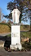 Photographie en couleurs, représentant une statue du Christ.
