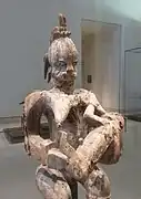 Sculpture en bois : figure de l'Emetejevwe