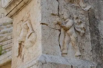 Sculptures de la cavéa du théâtre nord.