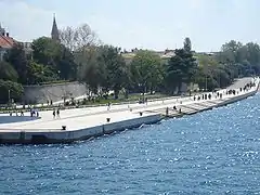 Orgue hydraulique en bord de mer ; à gauche le parterre Salut au soleil