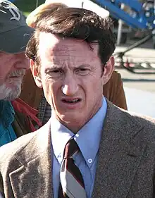 Photographie couleur de l'acteur Sean Penn en costume.