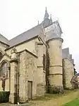 Façade nord de l'église Saint-Martin de Sebourg avec sa tourelle arrondie.