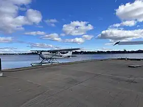 Secteur Lac-à-la-Tortue, lac à la Tortue, hydravion à quai, chemin de la Vigilance