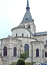 Le chevet avec les reliefs du XIIe&nbsp;siècle, et le clocher.