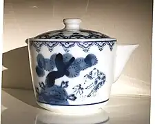 Petite verseuse, décor de fleurs et d'enfants, 1925-1930.