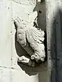 Façade du bas-côté sud, portail, chimère sur le piédroit gauche.
