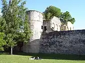 Le rempart gallo-romain avec la tour no&nbsp;29 ou « tour des Gardes » dans le Jardin du Roy.