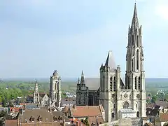 La cathédrale Notre-Dame de Senlis avec sa flèche du XIIIe&nbsp;siècle.