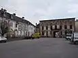 Les communs de gauche et premier château.
