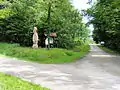 Des sculptures monumentales jalonnent le sentier sur le principe du Land Art (proche de Mirecourt).