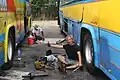 Employé réparant un bus