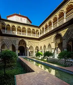 L'aspect actuel avec un bassin central, après la restauration de l'état initial du jardin mudéjar opérée au début du XXIe&nbsp;siècle.