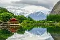 Lac inférieur de Kachura&nbsp;(en), aussi appelé Lac Shangrila, vallée de Skardu, Pakistan.