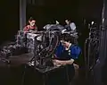 Affectation de numéros de série à l'aide d'une machine pneumatique sur des plaques de métal, Inglewood (en octobre 1942).