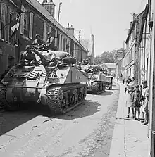 Chars M4 Sherman et Jeep du 30e&nbsp;corps d'armée britannique traversant Bayeux en 1944, pendant la bataille de Normandie.