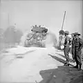 Un Sherman Firefly traverse l'Orne au début de l'opération, 18 juillet 1944