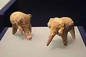 Figurines d’argile : deux éléphants. H. 6,8 cm.