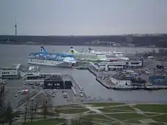 Navires dans le port.