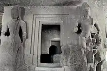 J. Gardiens du garbha-griha, et autel du linga