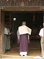 Prêtre à l'intérieur