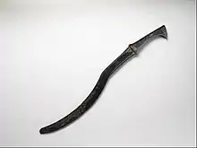 Épée recourbée en bronze portant une inscription du roi Adad-nerari Ier (1307–1275 av. J.-C.). Metropolitan Museum of Art.