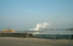 Vue du volcan de boue de Sidoarjo en juillet 2006 avec le lieu de l'émission des coulées de boue au niveau du panache.
