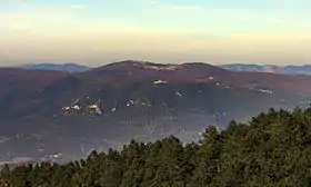 Le Signal de Saint-Pierre et le Verger vus depuis le massif du Luberon au sud.