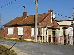 L'habitation du concierge, avec sa guérite.