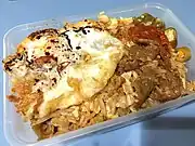 Riz frit au bœuf couvert d’un œuf au plat