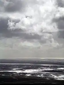 Une partie du Skeiðarársandur et un pont de la route 1 vus depuis le parc national de Skaftafell ; au loin l'océan Atlantique.