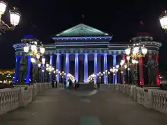 Le musée archéologique de Skopje (Macédoine du Nord) illuminé aux couleurs tricolores.