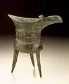 Vase jue pour chauffer l'alcool, à décor en forme de masque. Bronze et pierres dures. Période d'Erligang. Musée d'art du comté de Los Angeles LACMA