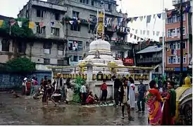 Stupa sur la place Tahiti.
