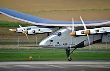 Photo de Solar Impulse 2, piloté par Bertrand Piccard, décollant de la base aérienne de Payerne, le 13 novembre 2014.