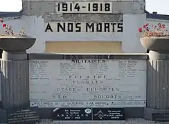 Emmanuel Lerouge est mentionné parmi les otages et les déportés sur le monument aux morts.
