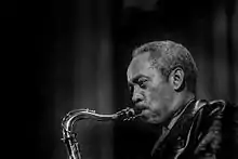 Un homme joue du saxophone.