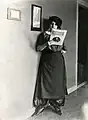 Sophie de Vries-de Boer (nl) portant une jupe-culotte dans les bureaux de Het Leven. Geïllustreerd (nl). (1911).