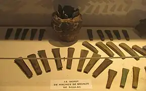 Dépôt de haches en bronze - âge du bronze.