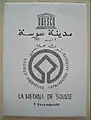 Plaque rappelant le classement de la médina au patrimoine mondial de l'Unesco.