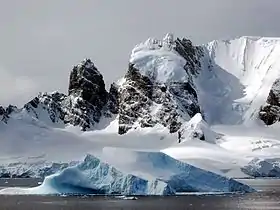Le :Spigot Peak&nbsp;(en), sur la Côte de Danco.