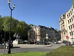 La Lutte équestre est située devant l'entrée du square du Bois