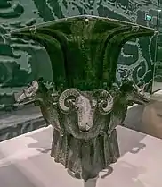 Zun carré aux quatre chèvres&nbsp;(en), vase zun en bronze, décoré de quatre chèvres, dynastie Shang, -XIIIe s.
