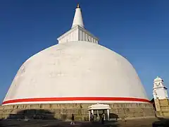 Le Ruwanwelisaya d'Anuradhapura (Sri Lanka) culmine à 90&nbsp;m.