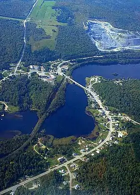 La route 289 sillonne le village de Saint-Marc-du-Lac-Long.