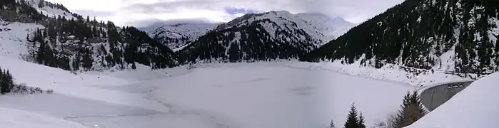 Le lac et le barrage en hiver.