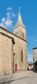 Vue sur l'ancienne entrée du prieuré bénédictin, l'église actuelle l'obstrue en partie.